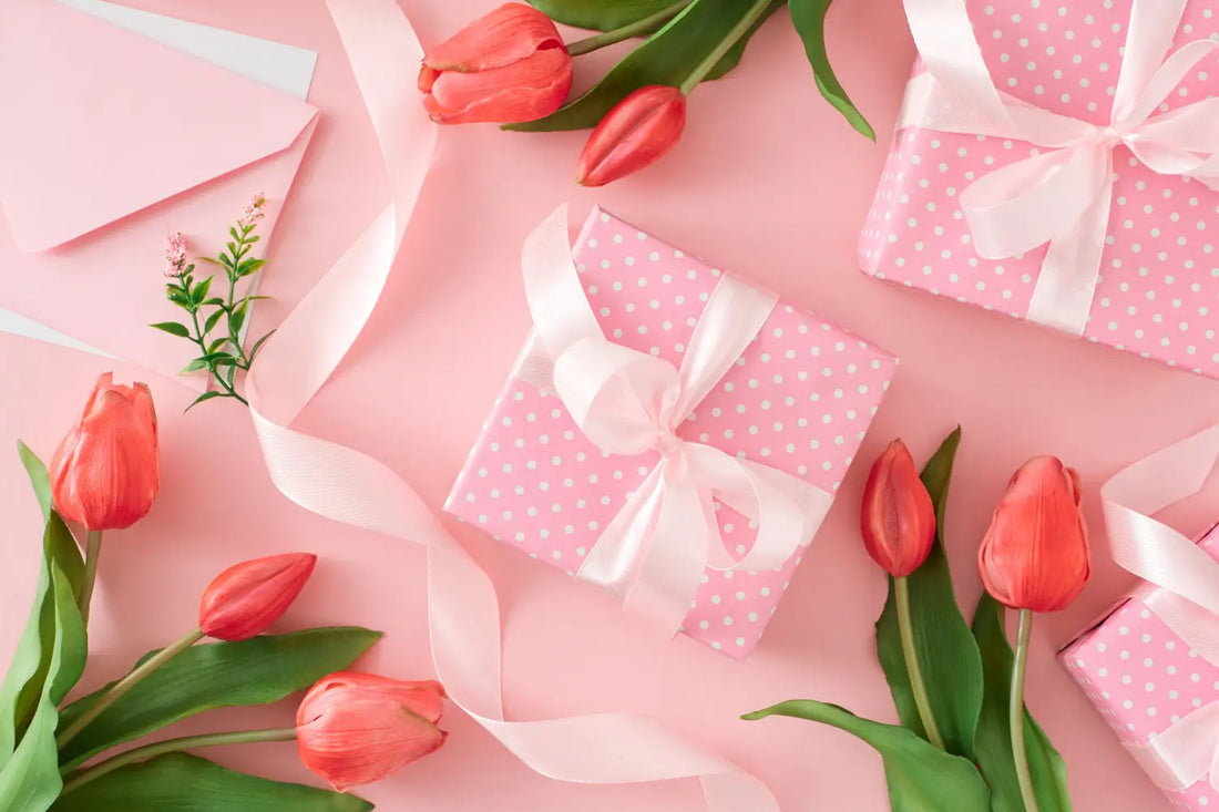 Cadeaux au milieu de tulipe