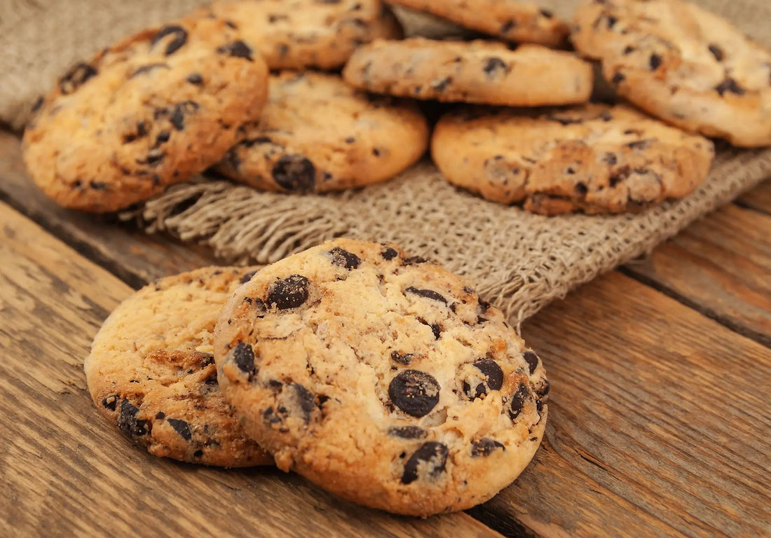 cookies au chocolat sur table en bois