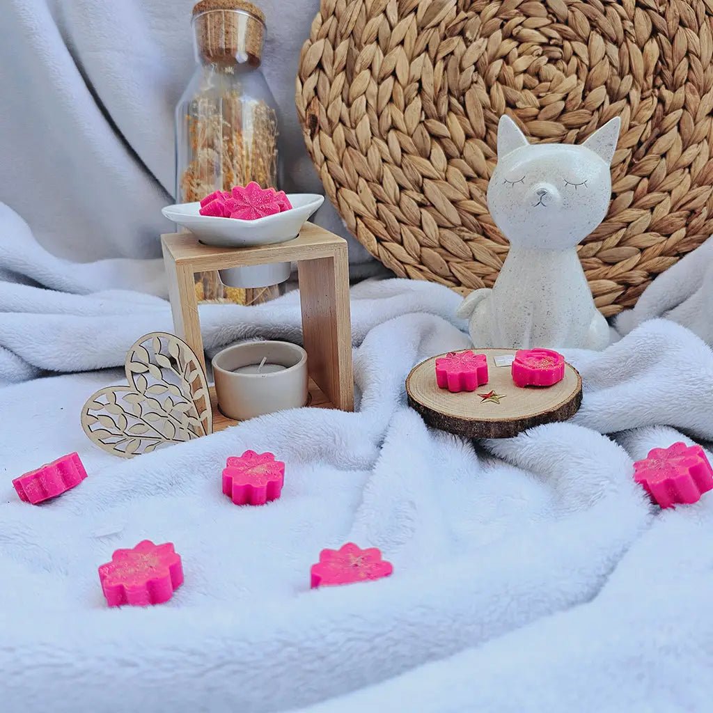 Fondant parfumé rouge rosé sur un brûle parfum en bambou et céramique