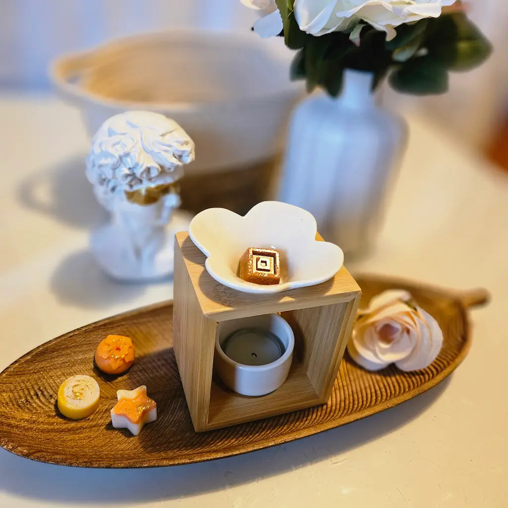 Brûle parfum en céramique et bambou vue de haut sur plateau en forme de feuille en bois avec fondants parfumé